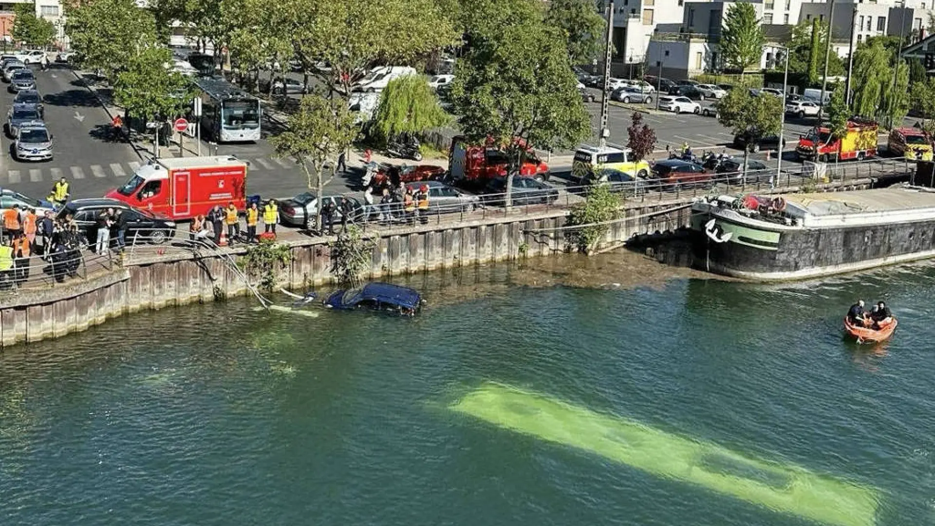Rescatan con vida a 4 personas después de que su autobús cayese al Sena cerca de París
