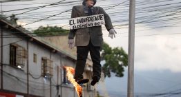 El agresivo accionar de un funcionario de la PNB para impedir la Quema de Judas en Caracas (VIDEO)