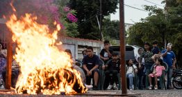 Familias de presos políticos realizaron la tradicional Quema de Judas frente a El Helicoide (VIDEO)