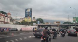 Tarima chavista en Plaza Venezuela causó una COLA de motos en la autopista Francisco Fajardo