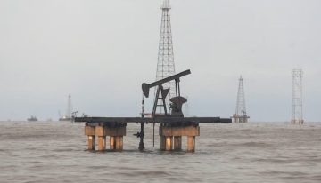 Petroleras desempolvan plataformas almacenadas en Venezuela mientras se revisan los contratos
