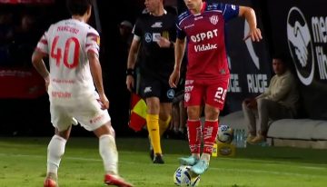 La AFA anunció que se pondrá firme con los jugadores que se paren sobre la pelota: será amonestado y se cobrará tiro libre indirecto