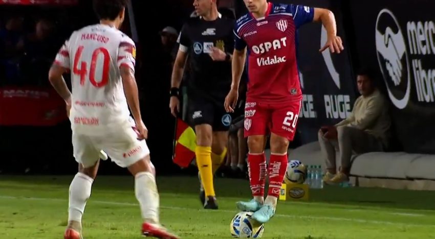 La AFA anunció que se pondrá firme con los jugadores que se paren sobre la pelota: será amonestado y se cobrará tiro libre indirecto