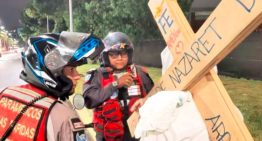 De Guatire a Caracas con una cruz: La impactante historia de fe que conmovió a los Ángeles de la Autopista