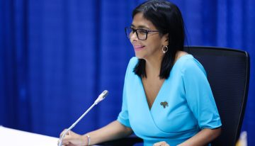 Delcy Rodríguez arribó a Venezuela tras su segunda visita oficial a Barbados