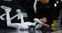 La tremenda caída de cara del gigante Victor Wembanyama que estremeció los Playoffs de la NBA