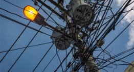 VIDEO: vecinos de las Minas de Baruta en alerta por desprendimiento de un poste de electricidad