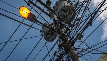 VIDEO: vecinos de las Minas de Baruta en alerta por desprendimiento de un poste de electricidad