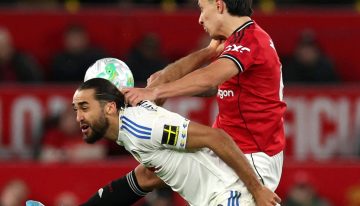 Licha Martínez dejó atrás la lesión y volvió a jugar tras 62 días, pero se fue expulsado vía VAR por tirarle del pelo a un rival