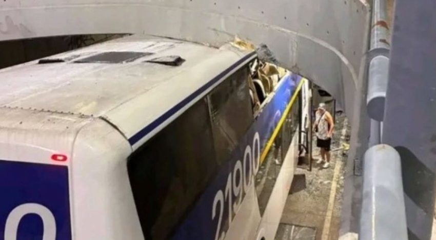 Insólito accidente de hinchas de Chaco For Ever en Banfield: el micro que los trasladaba se incrustó en un paso bajo nivel, hubo heridos