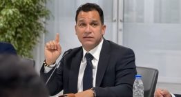 Alexander Granko Arteaga tapa el rostro de sus colegas y los llama a «acabar con el mundo»