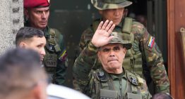 Vladimir Padrino López cambió «el fusil por el arado» y prometió ponerse a «sembrar»