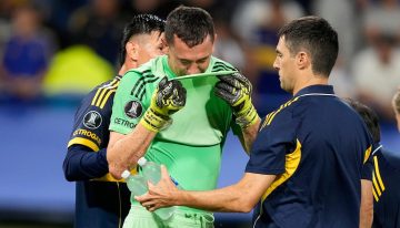 La desoladora imagen de Agustín Marchesín: se lesionó a los 10 minutos, abandonó la cancha entre lágrimas y se perdería el Superclásico