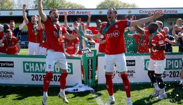 Ascendió York City en una definición de locos: dos goles en tiempo añadido y dos invasiones masivas al campo en la quinta división inglesa