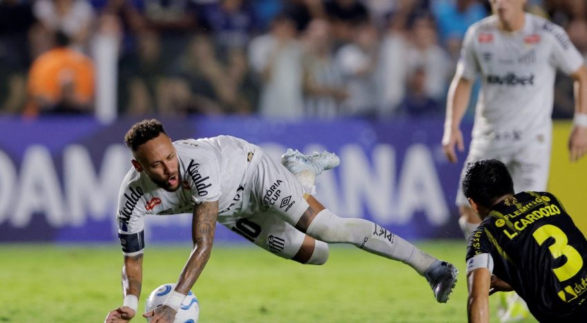 Neymar tardó 3 minutos en hacer un gol en la Sudamericana, pero casi se va expulsado y el Santos empató para ayudar a San Lorenzo