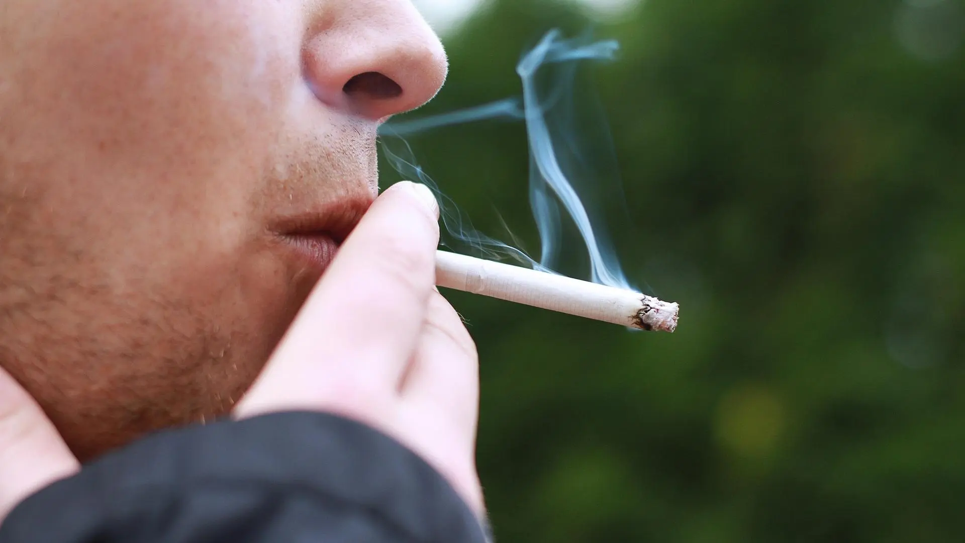 Reino Unido prohibirá fumar a todas las personas nacidas a partir de 2009