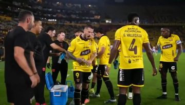Darío Benedetto lanzó una lluvia de insultos a sus compañeros: U. Católica le ganó a Barcelona en Ecuador y apretó el grupo de Boca en la Libertadores