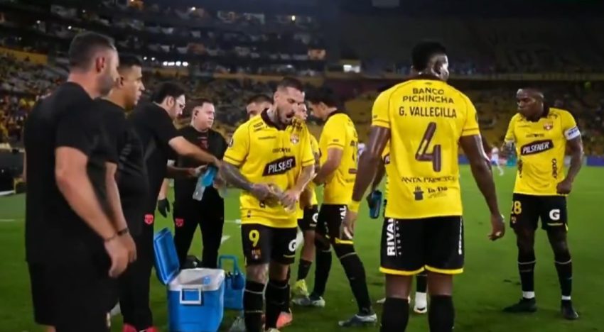 Darío Benedetto lanzó una lluvia de insultos a sus compañeros: U. Católica le ganó a Barcelona en Ecuador y apretó el grupo de Boca en la Libertadores