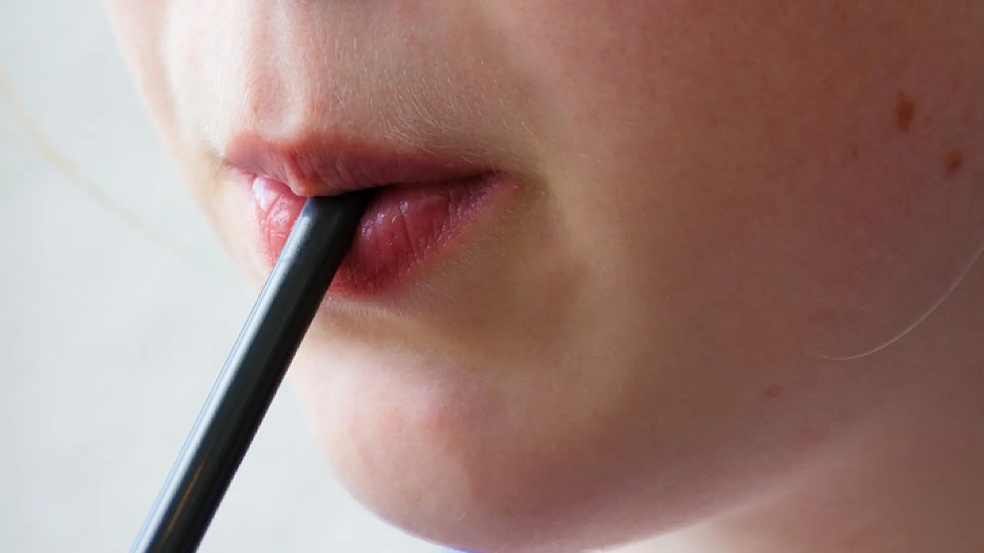 Una odontóloga avisa sobre los riesgos de beber en pajita: «Provoca arrugas alrededor de la boca»