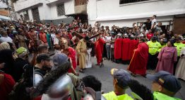 Caraqueños celebraron 40 años de tradición del viacrucis en el barrio más grande de Venezuela (FOTOS)