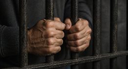 Un cartel con la frase «fuera la mona» desató una cacería policial en el Ipasme (VIDEO)