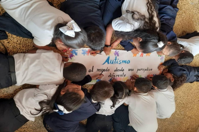 Especialistas alertan que falta formación docente y personal para atender a alumnos con TEA