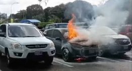 VIDEO: Bomberos de Caracas atendieron el incendio de dos vehículos en Los Próceres
