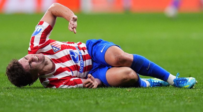 Julián Alvarez preocupa a la Scaloneta a 43 días del Mundial: gol de penal para el Atlético de Madrid y un golpe que lo obligó salir ante Arsenal