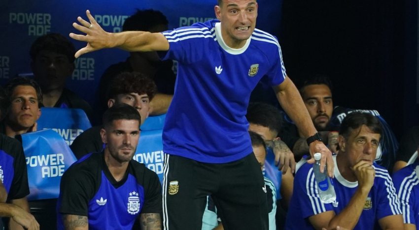 El incómodo momento de Scaloni con un intruso en la conferencia de prensa: «¡Quiero que estés preparado!»