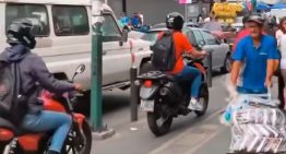 Anarquía vial en Caracas: Motorizados circulan por la acera con total impunidad en Catia (VIDEO)
