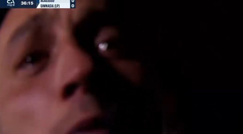 Tenso momento en la Copa Argentina: un hincha arrebató la cámara principal del partido y se filmó en vivo