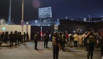 Tragedia en Perú: se derrumbó un muro en el estadio de Alianza Lima durante un banderazo y hay un muerto y más de 60 heridos