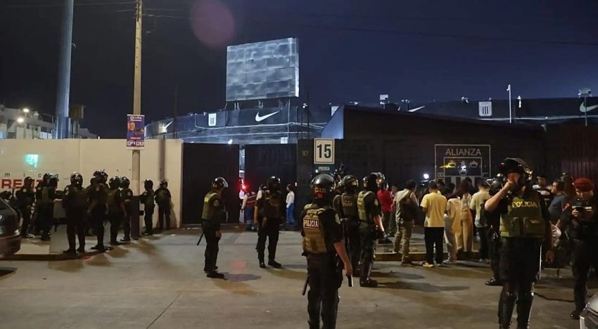 Tragedia en Perú: se derrumbó un muro en el estadio de Alianza Lima durante un banderazo y hay un muerto y más de 60 heridos