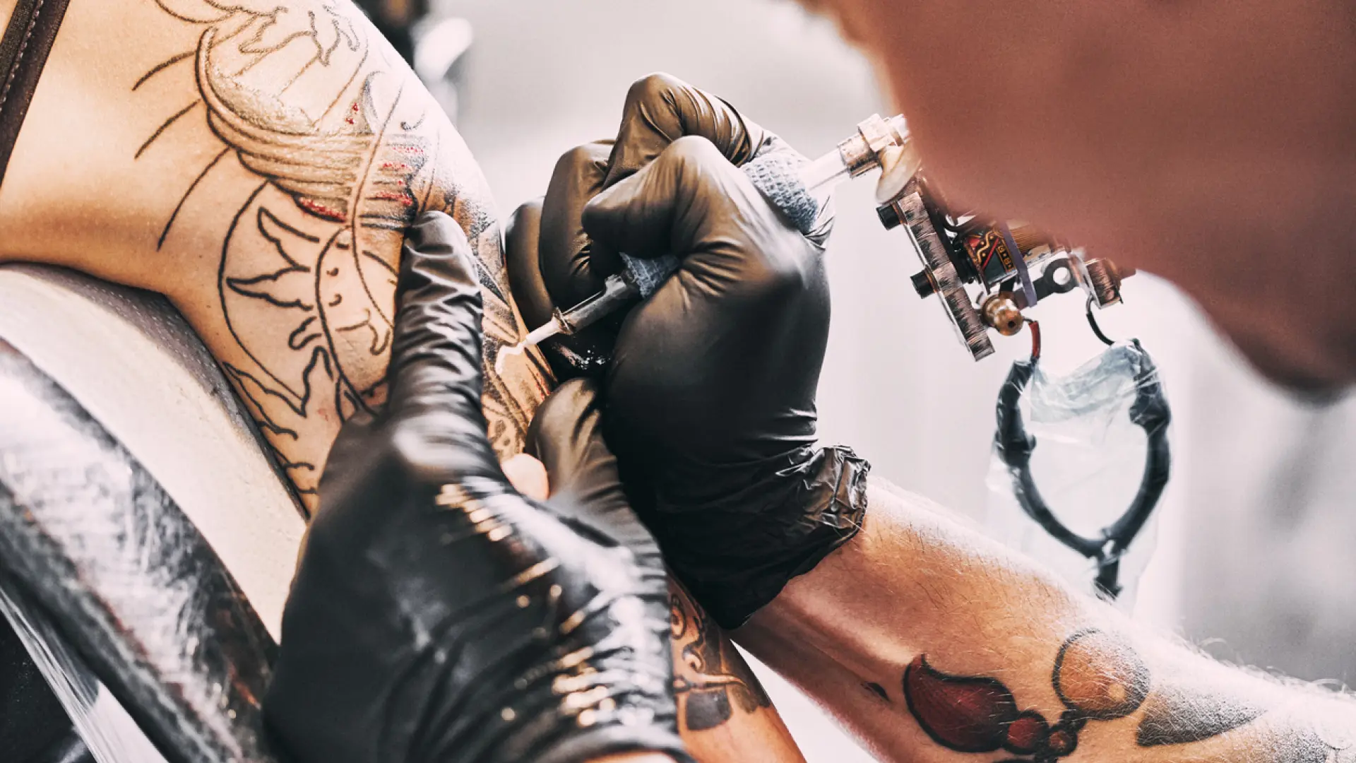 Los oftalmólogos advierten sobre el desconocido peligro de los tatuajes