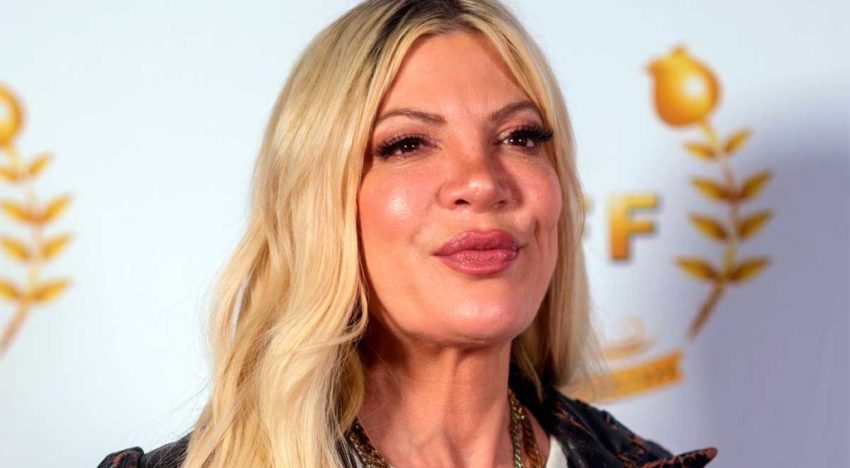 ¡Susto! Actriz Tori Spelling sufrió un accidente cuando viajaba con sus hijos en carretera de California