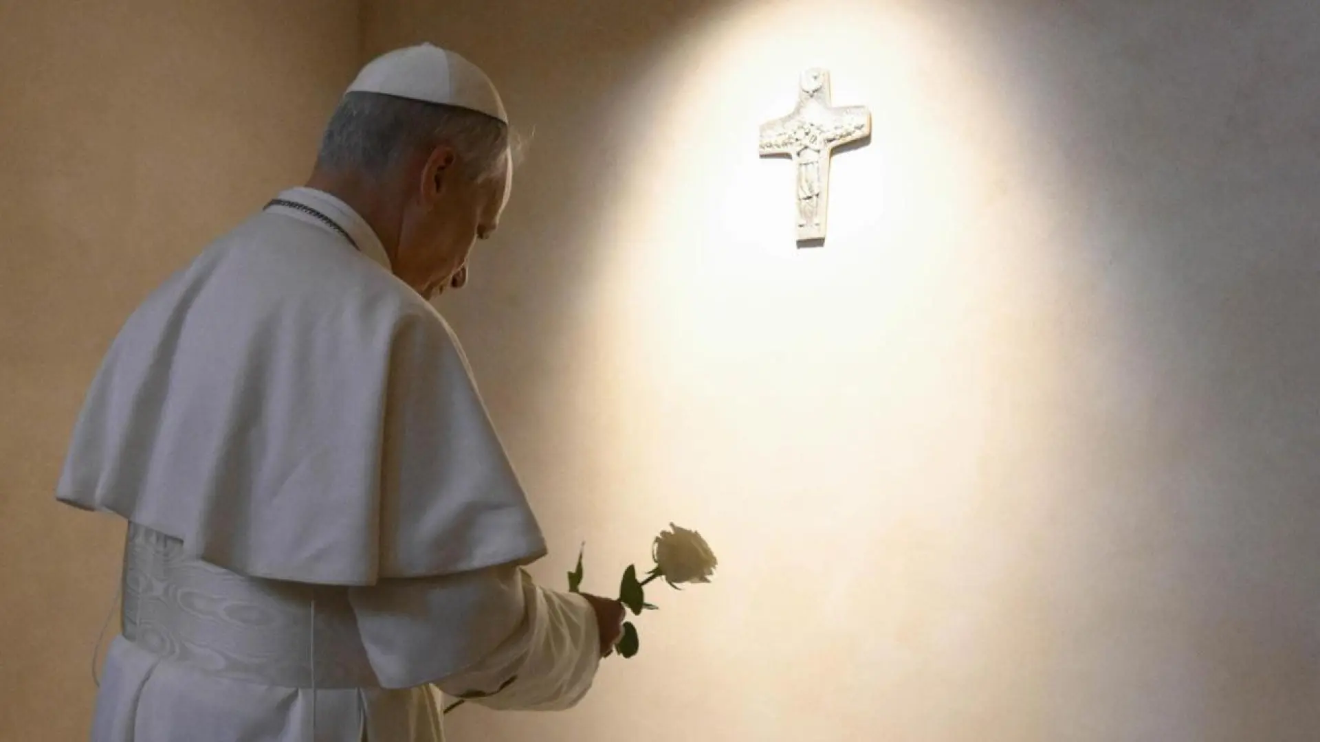 León XIV marca un cambio de estilo y asienta la obra de Francisco un año después de su muerte: «Mide mucho sus palabras y gestos»