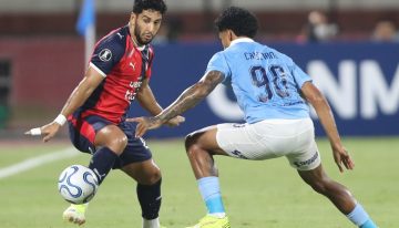 La insólita expulsión de un ex Independiente en la Copa Libertadores: agredió a un rival con un saque lateral y tras el VAR le sacaron la roja