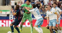 Esteban Andrada enloqueció y le dio una salvaje trompada a un rival en un final escandaloso en Huesca vs Zaragoza