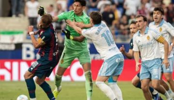 Esteban Andrada enloqueció y le dio una salvaje trompada a un rival en un final escandaloso en Huesca vs Zaragoza