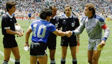 Subastan la camiseta de Peter Shilton, el arquero que sufrió el «Gol del Siglo» y «La Mano de Dios» de Maradona: cuánto está tasado y cómo acceder