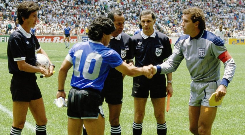 Subastan la camiseta de Peter Shilton, el arquero que sufrió el «Gol del Siglo» y «La Mano de Dios» de Maradona: cuánto está tasado y cómo acceder