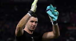 Dibu Martínez se lesionó en la entrada en calor y se perdió el duelo entre Aston Villa y Nottingham Forest: alerta en la Selección Argentina