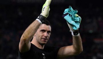 Dibu Martínez se lesionó en la entrada en calor y se perdió el duelo entre Aston Villa y Nottingham Forest: alerta en la Selección Argentina