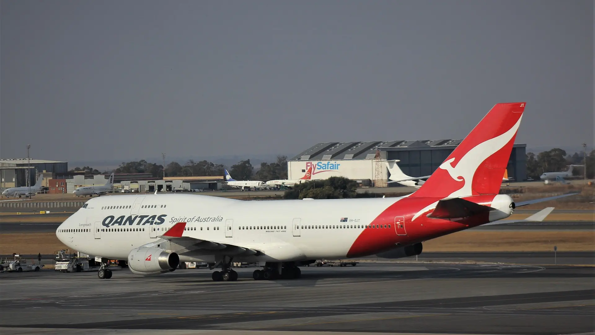 Detienen a un hombre por morder a un auxiliar de vuelo… y obliga a desviar un avión