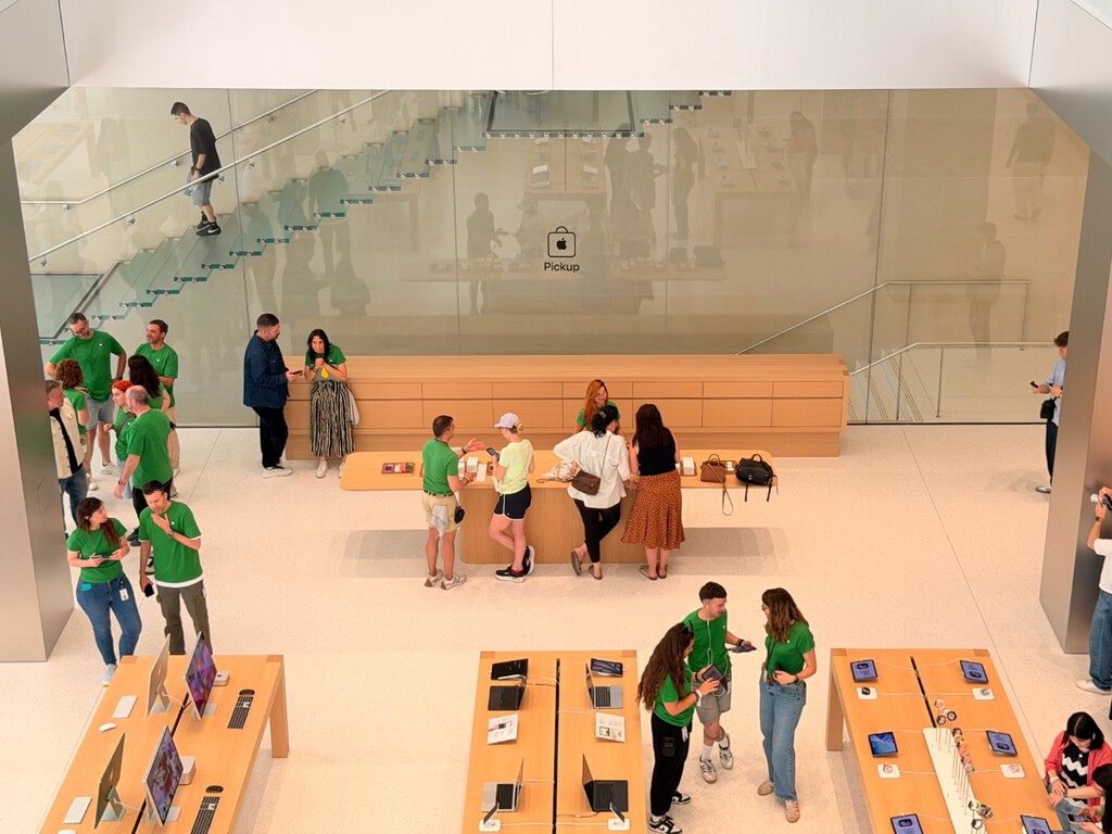 La reforma de Passeig de Gràcia acaba con las "plazas públicas". El producto vuelve al centro, como dictaba Steve Jobs 