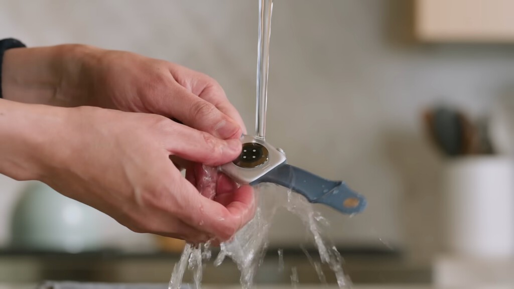 Frotar el altavoz del Apple Watch con un cepillo bajo el agua parece una locura. Resulta que es el método oficial de Apple para limpiarlo