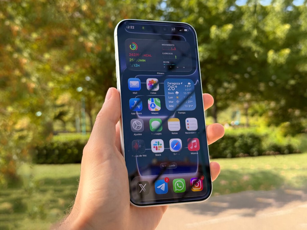 Apple sabe cómo lograr que la pantalla del iPhone no se "apague" al sol. El problema es que nos va a hacer esperar años 