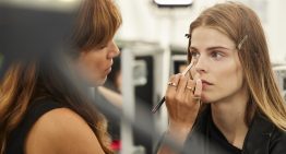 ¿Tienes solo 5 minutos para estar lista? Estos son los 3 pasos que las maquilladoras nunca se saltan