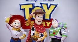 Los personajes de «Toy Story 5» revolucionan Londres con un adelanto de la película