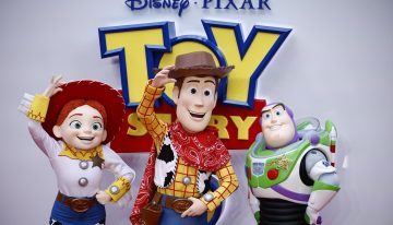 Los personajes de «Toy Story 5» revolucionan Londres con un adelanto de la película